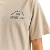 Remera color beige con estampado en el pecho con la frase "The Sound of Change 2003 Rhythm Livin".