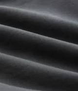 Bermuda masculina de sarga color rosa, corte slim, con bolsillos laterales y cierre con botón y cremallera.