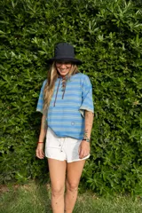 Camiseta manga corta tejida en hilo de algodón, con calado sutil en el cuerpo y escote acordonado.