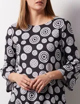 Blusa de seda fría estampada en blanco y negro, marca Ruby Rd. Manga ¾ con terminación amplia y escote redondo.