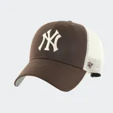 Gorro marrón de algodón con visera curva y logo de los New York Yankees bordado en blanco en el frente. Tiene paneles traseros de malla blanca y cierre ajustable.