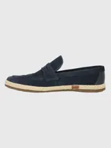 Mocasín gris de descarne con suela de goma y detalle de yute trenzado.
