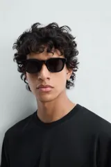 Camiseta blanca de algodón de peso medio, corte recto, cuello redondo y mangas cortas.