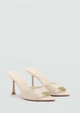 Sandalias de tacón color crema con efecto piel, punta fina y diseño destalonado.