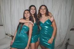 Vestido corto rojo brillante con escote halter y espalda descubierta.