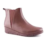 Bota de cuero negro con elástico lateral, cierre de cremallera y suela de goma.