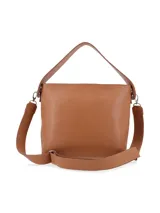 Cartera negra de cuero graneado con doble correa, una de hombro y otra bandolera regulable. Tiene cierre metálico con tirador de cuero, chapita metálica con el logo de la marca y detalles interiores con el logo de la marca y la inscripción "HECHO EN URUGUAY".