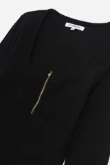 Remera de manga larga color mostaza, confeccionada en tejido acanalado, con escote cuadrado y cierre frontal metálico dorado.