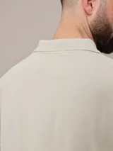 Chomba azul marino de piqué de algodón con cuello clásico y tapeta de dos botones. Logo bordado en el pecho. Corte clásico.