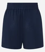 Bermuda deportiva corta de microfibra ligera, color lila, con cintura elástica funcional y textura de agueros.