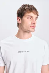 Remera blanca de manga corta con estampa gris en la espalda con la inscripción "Pioneer Motorcycles" y un logo con el año 1935.