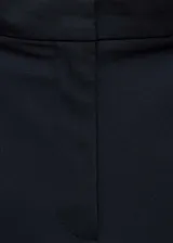 Pantalón de vestir color beige de corte recto con bolsillos laterales y traseros.