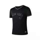 Camiseta deportiva negra de malla perforada, estilo béisbol, con cuello en V ribeteado en gris. Presenta el texto "New York" en relieve en el pecho y el logo de los Yankees bordado debajo.
