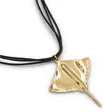 Colgante con dije de mantarraya de aleación de metales bañado en oro 18k y cordón de cuero negro.