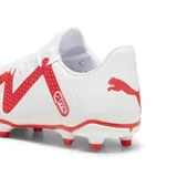 Championes de fútbol Puma Fut.Play FG/AG, color blanco con detalles en rojo.