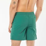 Short de baño verde con cordón ajustable en la cintura y bolsillos laterales.