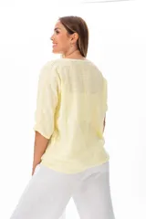 Blusa color manteca de corte holgado, con mangas cortas y cuello redondo. Confeccionada en viscosa.