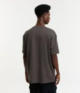 Remera relaxed de algodón con efecto grueso, color azul marino, cuello redondo y manga corta.