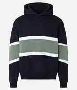 Buzo masculino con capucha, confeccionado en algodón y poliéster. Presenta diseño a rayas y bloques de color, con mangas largas ajustadas.