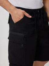 Bermuda cargo color beige, confeccionada en 98% algodón y 2% elastano, con cintura elástica ajustable con cordón y múltiples bolsillos.