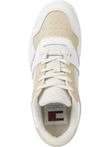 Zapatillas urbanas Tommy Jeans blancas y beige, de corte bajo, con cordones, suela gruesa y logo tonal en el lateral y la lengüeta.