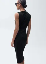 Vestido midi negro sin mangas, con cuello asimétrico, diseño entallado y cintura drapeada.