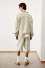 Short de denim celeste claro, corte holgado, tiro caído y cinco bolsillos.