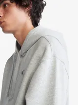 Buzo de felpa gris con capucha, diseñado para ofrecer calidez y comodidad, con logo de Calvin Klein en el pecho.