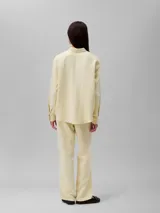 Pantalón de gasa doble color amarillo pálido, de corte recto y cintura elástica con cordones.