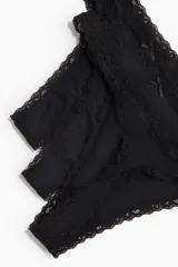Pack de tres colaless negras de microfibra con ribetes de encaje, tiro bajo, laterales finos y refuerzo interior.