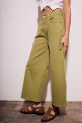 Pantalón jean color verde oliva, de corte wide leg y tiro medio.