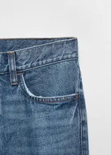 Pantalón de jean azul de corte recto, tiro medio, con cinco bolsillos, trabillas y cierre de cremallera con botón.