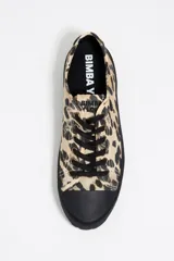 Zapatillas deportivas bajas con estampado animal print, puntera y suela de goma negra y cordones negros.