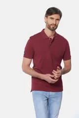 Remera polo color bordó de piqué liso, con cuello en rib y botones personalizados.