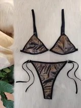 Conjunto de bikini triangular de símil cuero color bronce con acabado metalizado y tiras de ajuste negras.