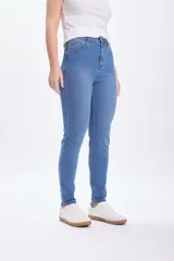Pantalón de jean skinny de tiro medio, color azul claro, con suave elasticidad.