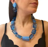 Aros colgantes con dos piezas de resina combinadas en color marrón translúcido.