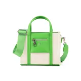 Cartera mini tipo tote, color blanco con detalles en verde manzana. Tiene doble asa corta y correa larga regulable y extraíble. Presenta un bolsillo frontal con cierre y logo XL en plateado.