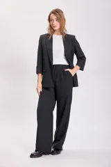Pantalón de vestir negro de corte palazzo.