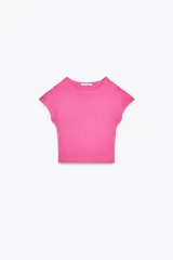 Camiseta corta color fucsia de algodón y modal, con cuello redondo y mangas cortas.