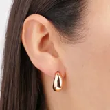Aros dorados con forma de gota y un pequeño detalle de strass.