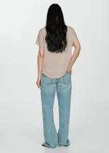Camiseta verde oscuro de lino, con cuello redondo y mangas cortas.
