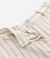 Mono largo de viscosa y lino a rayas verticales, con corte amplio, elástico en la espalda, botón de nácar, bolsillos laterales y traseros. Incluye cinturón marrón.