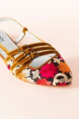 Bailarinas destalonadas con tejido bordado a mano y tiras de terciopelo mostaza. Con cuña interna de 1,5 cm, interior de piel y suela de cuero. Fabricadas en España.