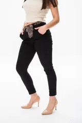 Pantalón negro de corte recto, con cintura alta y pliegues. Incluye cinturón estampado con hebilla.