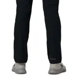 Pantalón de vestir negro, de corte recto, con bolsillos laterales y traseros. Se ajusta a la cintura con cinturón de cuero marrón.