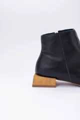 Botines de cuero negro con cierre lateral y taco bajo cuadrado de madera.