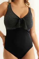 Malla entera combinada, con parte superior brillante y parte inferior lisa, con nudo en el escote.