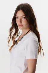 Remera color azul con escote en V y mangas cortas.