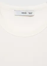 Musculosa blanca de tejido de canalé, con cuello halter y corte entallado.